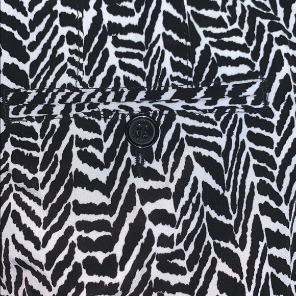 EXPRESS: women’s black and white pattern shorts - Size 0 - Picture 2 of 4